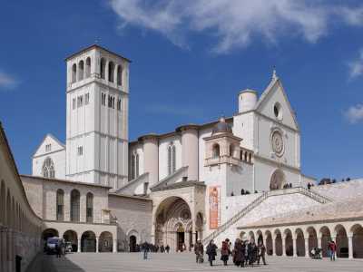 A motivi religiosi � invece connessa l�amicizia sancita nel 2018 tra Bari e Assisi (Perugia): nella basilica inferiore di San Francesco si segnala una cappella consacrata a San Nicola, affrescata dai maestri giotteschi nel 1308-1310 (foto Berthold Werner)